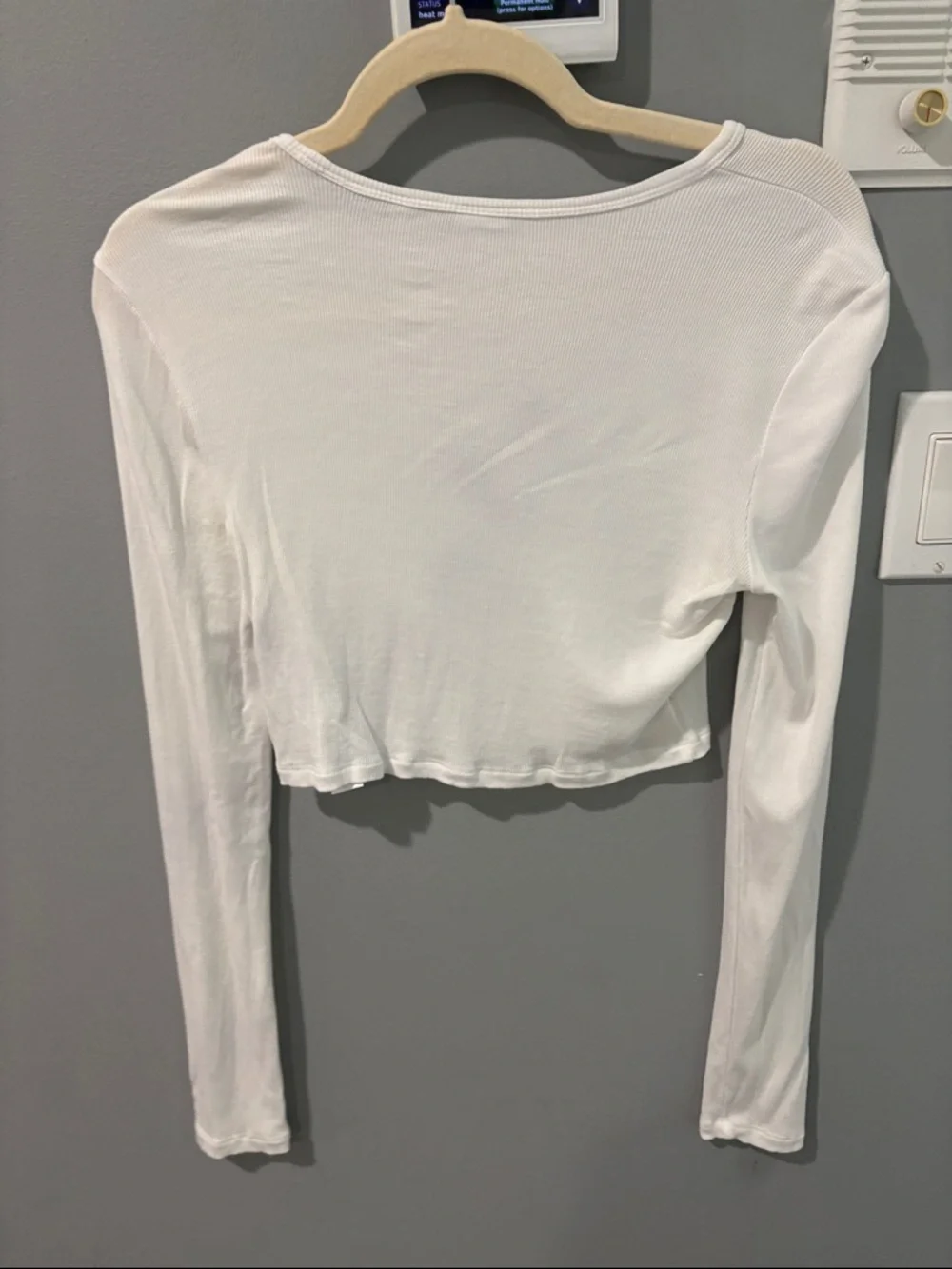 Aritzia White Ribbed Long-Sleeve Cropped Tee - Picture 3 of 3